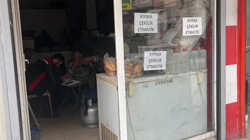 İzmir’de hijyen koşulları uymayan kıyma çekme dükkanına cezai işlem