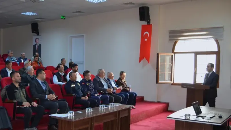 Bayındır'da zeytin sezonu öncesi üreticilerle toplantı düzenlendi