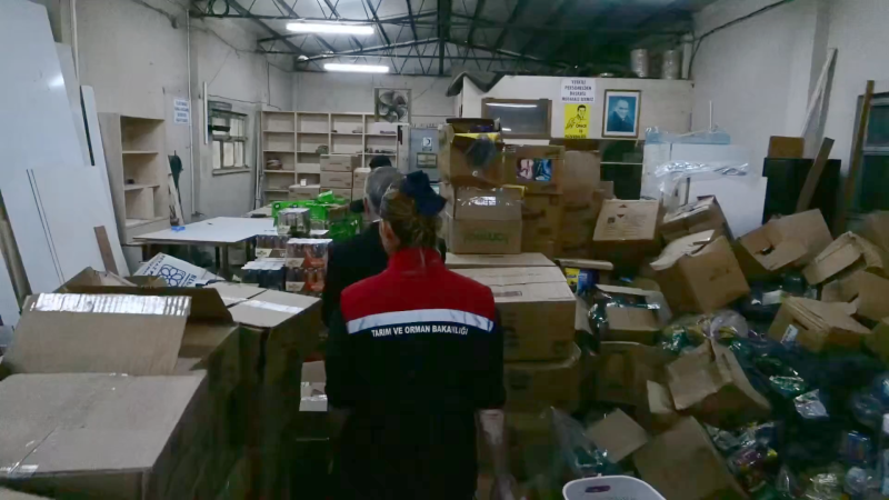 İzmir'de gıda sahtekârlığına geçit yok: 30 ton ürün toplandı, işletme mühürlendi